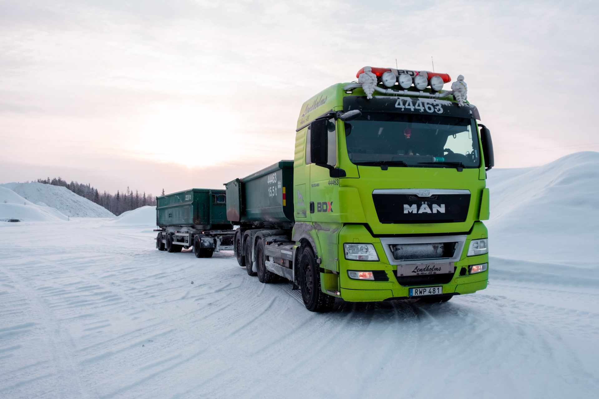 Hjullastare lastar grus på lastbil